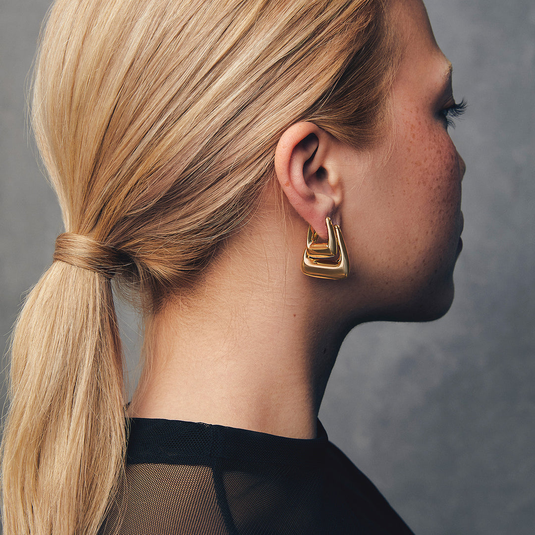 SLEEK LARGE HOOPS GOLD